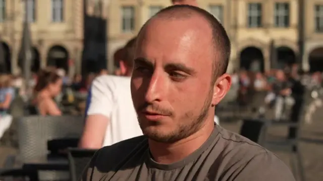 يقول ديلان فوكيه، أحد ناخبي ميلينشون في أراس: "ليس الأمر أنني أحب فكرة التصويت لصالح مارين لوبان، ولكن عندما تختار بين الكوليرا والطاعون، فإنك تختار أهون الشرين"