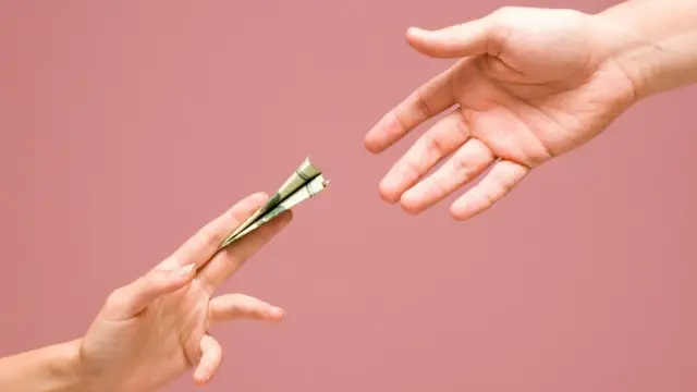 Mujer dándole dinero a hombre