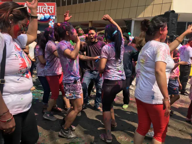 काठमाण्डूको धुम्रबाराहीमा आयोजना गरिएको एक साङ्गीतिक कार्यत्रममा नेपाली गीतमा रमाउँदै।