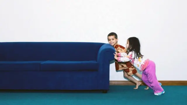 Những điều chỉnh nhỏ trong nhà và căn hộ, thí dụ như sắp xếp lại đồ đạc, có thể giúp bạn cảm nhận không gian của mình theo một cách hoàn toàn khác (và thậm chí có thể hạnh phúc hơn.