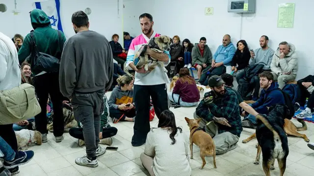 အစ္စရေးနိုင်ငံတစ်ဝန်း အမြဲတမ်းအရေးပေါ်အခြေအနေ ထုတ်ပြန်ထားလို့ စုဝေးနေကြတဲ့ ပြည်သူတွေ