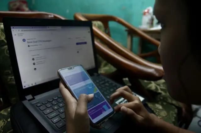 Seorang siswa Indonesia mengikuti kelas daring menggunakan ponsel pintar dan laptopnya untuk menerima tugas dan mengobrol dengan guru-gurunya di Jakarta pada 18 Maret 2020, karena sekolah ditutup selama 2 minggu akibat wabah virus corona (COVID-19) global.