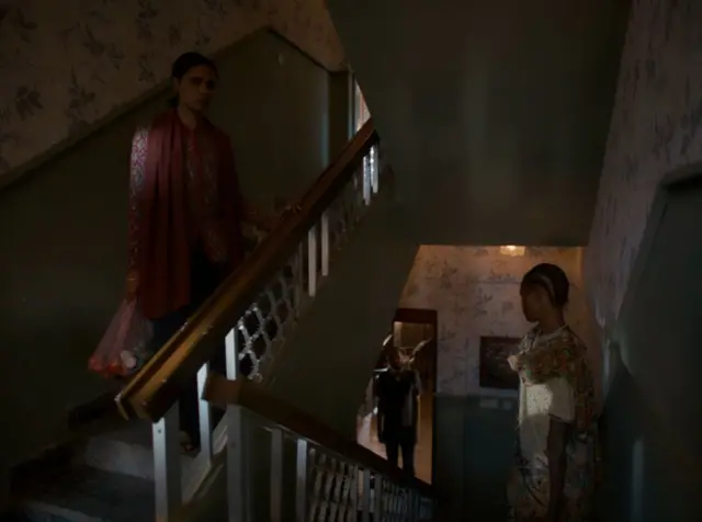 مشهد من الفيلم لمنى وزوجها وبينهما جوليا 