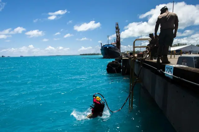 Membros da Marinha americana realizando trabalhos de manutenção na base militar de Diego Garcia, em 2016.