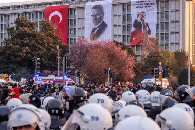 Kalabalık, arkadaki binada Atatürk ve Ekrem İmamoğlu'nun fotoğrafları var