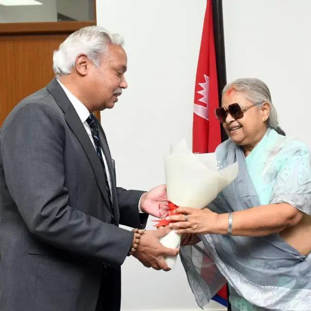 प्रधानमन्त्री सुशीला कार्कीलाई बधाई दिँदै काठमाण्डूस्थित भारतीय राजदूत नवीन श्रीवास्तव