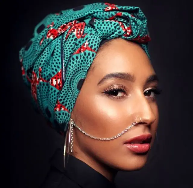 মারিয়া ইদ্রিসি, আরেকজন মুসলামন মডেল সম্প্রতি এইচ অ্যান্ড এম-এর ফ্যাশন মডেল হয়েছেন।