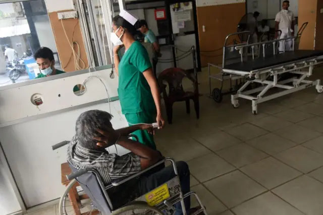 ''අපේ සේවාවන් පුළුල් වෙලා තිබුණට අනුමත සේවක සංඛ්‍යාව ඒ කියන්නේ වෛද්‍යවරුන් කීදෙනෙක් ඉන්න ඕනද කියන එක තවම අප්ඩේට් කරලා නැහැ."