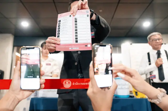 ทีมนักสืบปฏิบัติภารกิจสแกนบาร์โค้ด ในระหว่างการนับคะแนนเลือกตั้งจำลอง