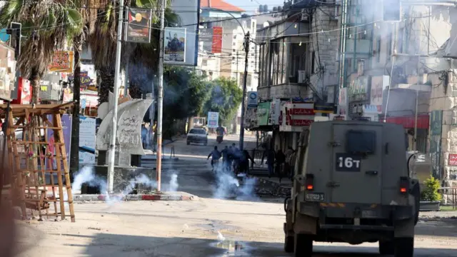 14 दिसम्बर को जेनिन कैंप में तीसरे दिन इसराइली सैनिकों की छापेमारी के दौारन टकराव. 