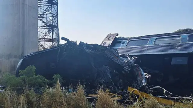 обломки поезда