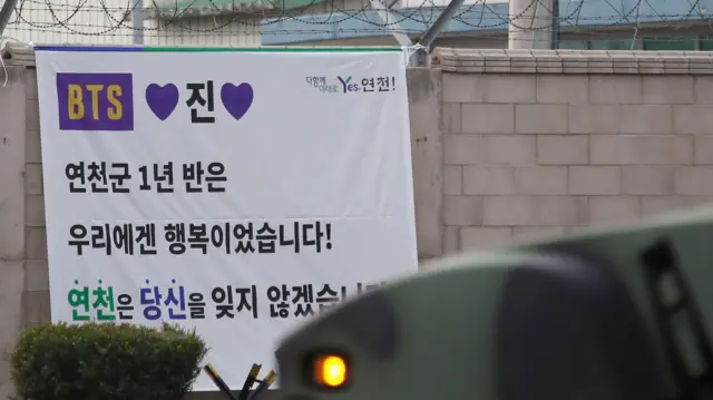 진이 복무를 한 연천군도 BTS 진 전역을 축하하는 현수막을 걸었다