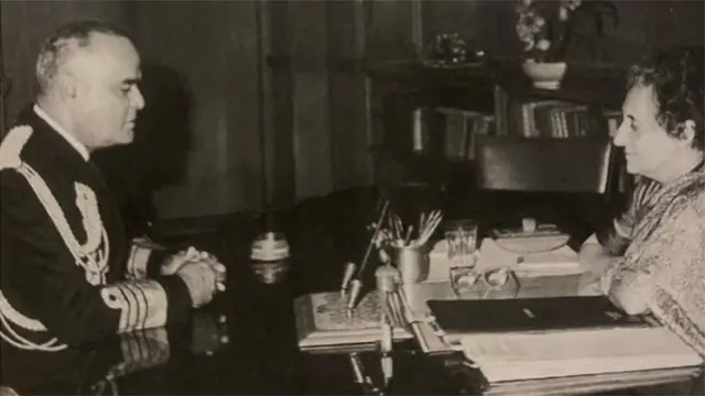 ઍડમિરલ નંદા સાથે ઇંદિરા ગાંધી