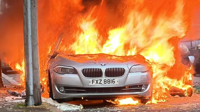 sivi bmw u plamenu na ulici Belfasta