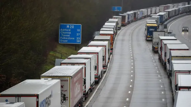 Caminhões esperam para cruzar o Canal da Mancha