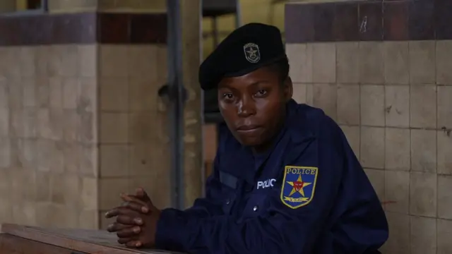 Une policière dans un bureau de vote