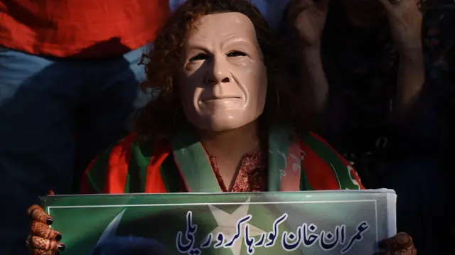 بیشتر سیاسی جماعتیں مطالبہ کر رہی ہیں کہ حکومت سیاسی حکمت عملی اپنائے