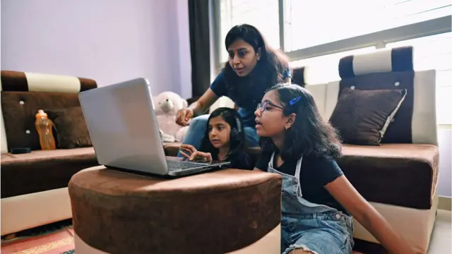 শিশুর সাথে মজার কন্টেন্ট দেখায় অংশ নিতে পারেন আপনিও।