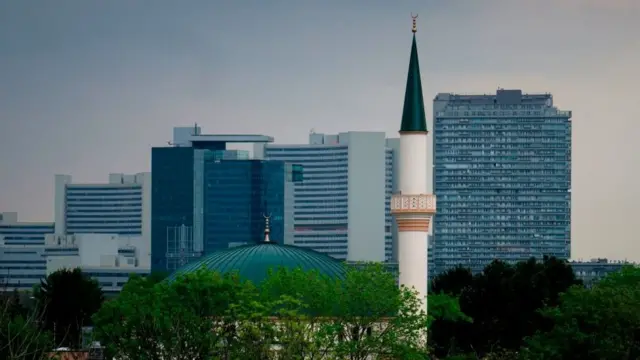 د اروپا په ښارونو کې ډېری جوماتونه په بهر لاسپېکرونو کې اذان نه خپروي