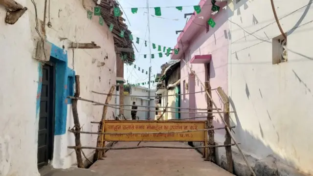 गांव में लगे धार्मिक झंडे