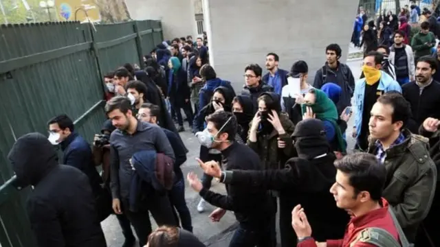 بدون تردید اعتراضات سال گذشته در شهرهای مختلف ایران و اینکه تشدید تحریم‌ها می‌تواند حکومت را متزلزل کند در تصمیم‌گیری کاخ سفید نقش داشته است