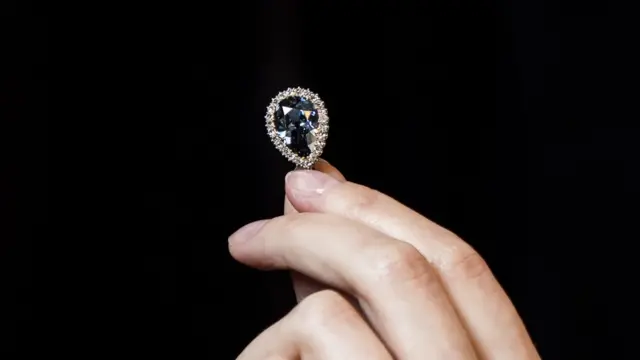 भारतातील गोवळकोंडा खाणीत सापडलेला 6.1 कॅरेट 'फर्नसी ब्ल्यू डायमंड'