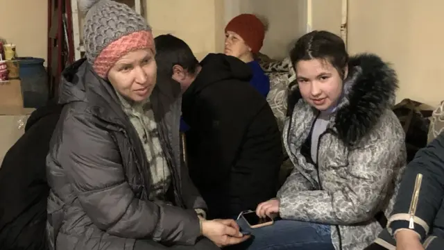 Olha Tupikova (à gauche) dit ne pas vouloir quitter Bakhmut et y laisser ses chats et ses chiens.