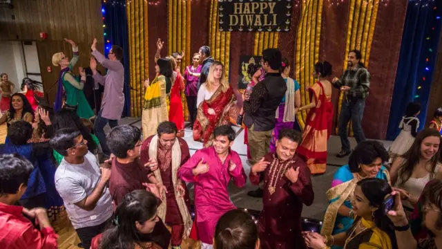 ડાન્સ ફ્લોર પર નાચી રહેલા અલાસ્કાવાસી અને ભારતીયોની તસવીર