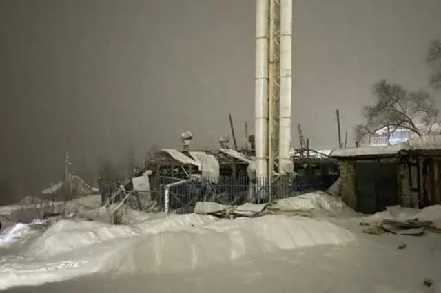 Котельная в поселке Теплая Гора, где произошел взрыв: разрушенное здание рядом с двумя высокими белыми трубами