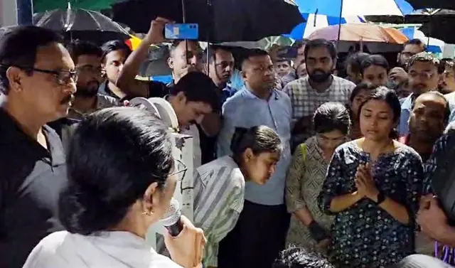 डॉक्टरांच्या शिष्टमंडळाशी संवाद साधताना ममता बॅनर्जी