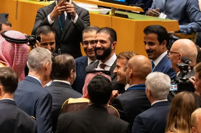 Suriye'nin geçici devlet başkanı Ahmed Şara, BM Genel Kurulu'nda bazı liderlerle şakalaşıyor 