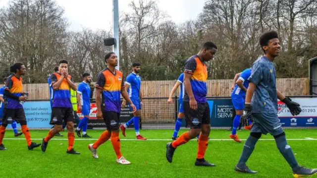 جوزف، دروازه بان تیم (سمت راست) میگوید که دوست دارد در جزایر چاگوس زندگی کند