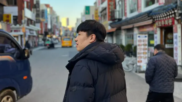 김용현씨가 거리를 걷고 있다