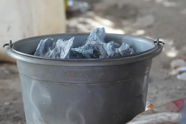 Un sceau rempli de pierres provenant de la mine de Bantaco. 