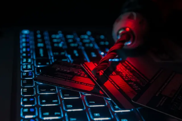 Une perceuse sur un ordinateur 