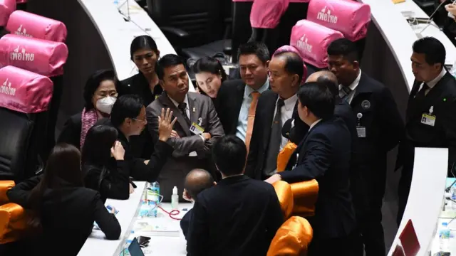 นายสุทิน คลังแสง (ยืนกอดอก) หารือกับ ส.ส. พรรคฝ่าย ในระหว่างการประชุมรัฐสภาเมื่อ พ.ย. 2563