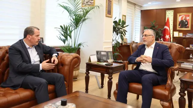 VEDAT IŞIKHAN VE Ali Yalçın resmi bir makamda görüşüyor. 