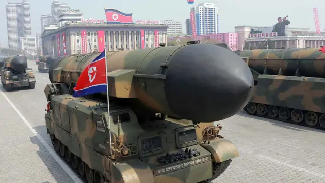 Misil durante el desfile militar de Pyongyang el 15 de abril