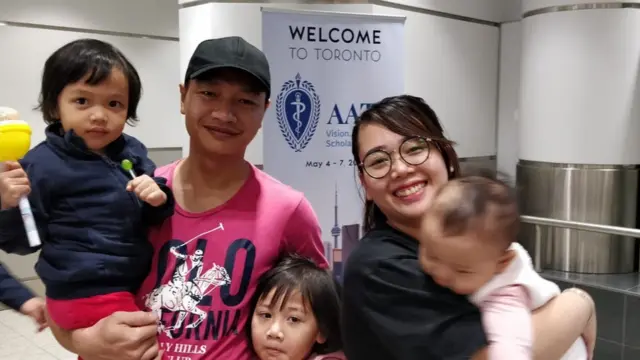 Bạch Hồng Quyền cùng vợ và các con tại sân bay Toronto sáng 3/5 giờ Canada