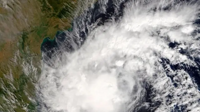 પાછલાં અમુક વર્ષોમાં દિત્વાહ વાવાઝોડું એ શ્રીલંકા પર ત્રાટકેલું સૌથી વિકટ હવામાન સંબંધી કુદરતી આપત્તિઓ પૈકી એક હતું. આ વાવાઝોડાને કારણે આવેલાં પૂર અને ભૂસ્ખલનમાં 200ની આસપાસ લોકોએ શ્રીલંકામાં જીવ ગુમાવ્યા છે અને સેંકડો લાપતા છે.