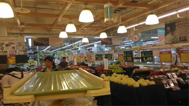 台湾政府鼓励民众夏季酷暑的时候到大卖场，以此节约用电。