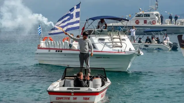 Zakintos adası açıklarında, İnebahtı Deniz Savaşı'nın 450. yılını kutlayanlar