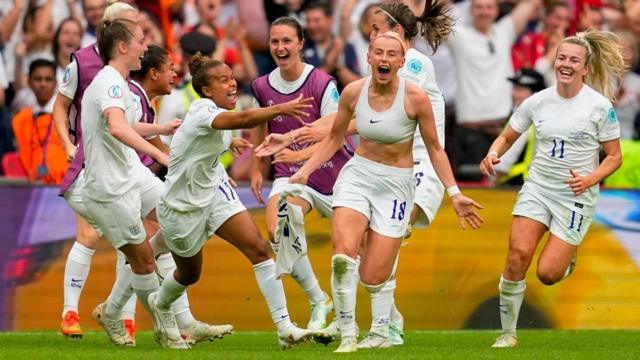 Chloe Kelly ăn mừng bàn thắng thứ hai mang lại thắng lợi cho tuyển Anh ở phút 110.
