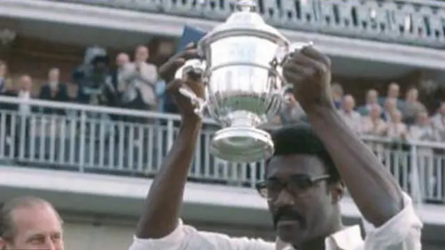 প্রথম বিশ্বকাপ: ১৯৭৫-এর প্রুডেনশিয়াল কাপ ট্রফি হাতে ওয়েস্ট ইন্ডিজের বিজয়ী অধিনায়ক ক্লাইভ লয়েড