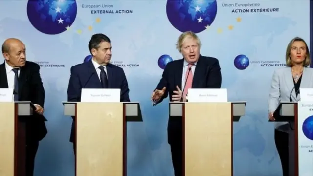 بورس جانسن (دائیں سے دوسرے نمبر پر)