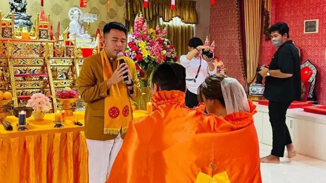 Upacara pemberkatan nikah di vihara.
