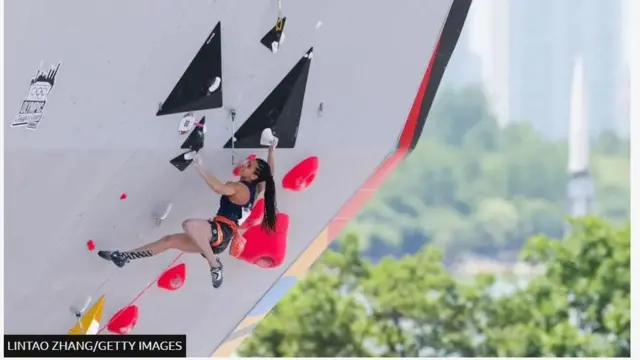 مولي تومسون- سميث من بريطانيا تتنافس في التسلق الرياضي للسيدات فئة الصخور والتسلق القيادي ضمن المنافسات المؤهلة لأولمبياد شنغهاي 2024