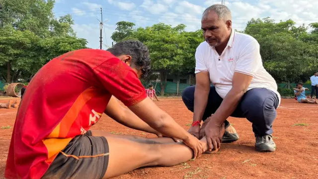 भारत धनले पाथरी येथे व्यायाम शाळा चालवतात.