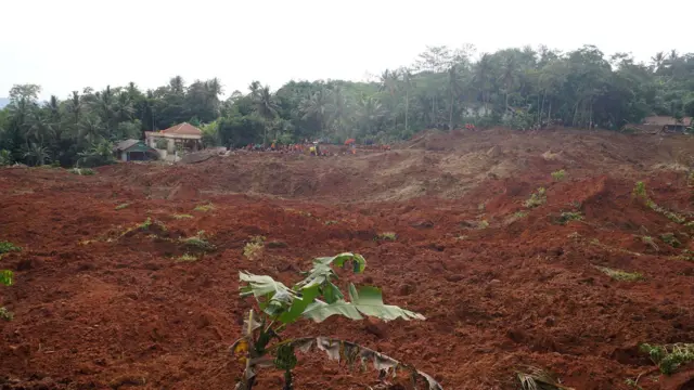Longsor yang terjadi pada Kamis (13/11) malam mengubur sejumlah rumah warga. 