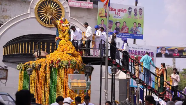 डॉ. बाबासाहेब आंबेडकरांचा पुतळा